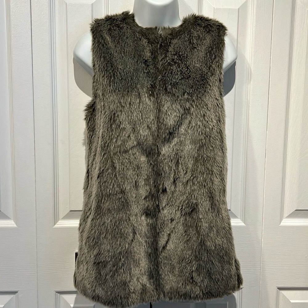 Aritzia Talula Romilly Grey/Black‎ Faux Fur Vest Size XS